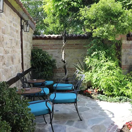 فندق Kirios